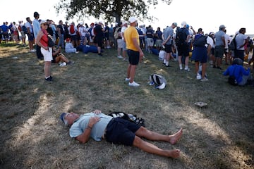 Un espectador descansa a la sombra en el hoyo 12.