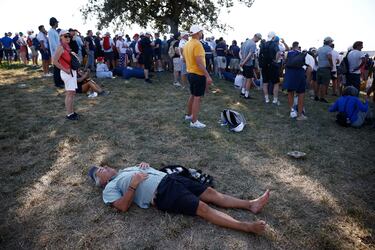 Un espectador descansa a la sombra en el hoyo 12.