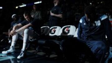 Marc Gasol, entre Zach Randolph y Mike Conley, antes de un partido de los Grizzlies.
