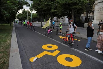 Convocaron una cadena ciclista en el Paseo de Recoletos, en Madrid, durante el Día Mundial de la bici.