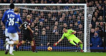 Manchester City's Chilean goalkeeper Claudio Bravo puts out a hand but cannot stop Everton's Belgian striker Kevin Mirallas's shot beating him