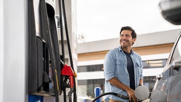 Happy Latin American man putting gas in his car at a petrol station - business concepts GASOLINA REPOSTAR
GASOLINERA PETROLEO