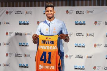 El cubano (27 años y 2,06) se ha comprometido con el Valencia Basket para las dos próximas temporadas y llega procedente de Burgos, con el que disputó los dos últimos años. Su peso en el San Pablo fue de menos a más en su etapa burgalesa. Por ejemplo, en la campaña 2020-21 acabó en el segundo mejor quinteto de la competición junto a Higgins, Mirotic, Giedraitis y Trimble. Promedió 12,2 puntos y 5,6 rebotes. El resto de su carrera profesional la ha desarrolado en Latinoamérica (Cuba, Uruguay y Argentina).
