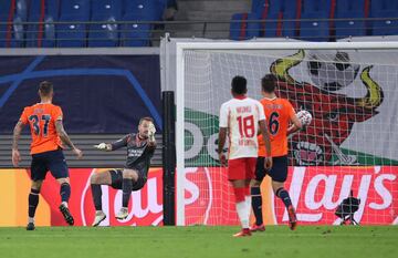 El portero turco Mert Gunok en el segundo gol que marcó el español Angeliño.