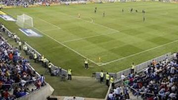 <b>FORO EN CORNELLÀ-EL PRAT. </b>El estadio perico apenas da lugar a las banderas, más allá de las blanquiazules y las que hacen referencias a símbolos del club.
