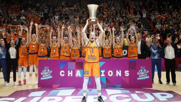 El Valencia Basket levanta la copa como de la Supercopa de Europa femenina.
