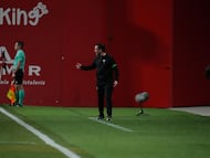 Muneta, entrenador del Mirandés, da instrucciones a sus jugadores.