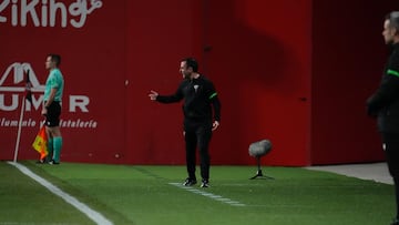Muneta, entrenador del Mirandés, da instrucciones a sus jugadores.