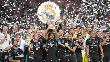 Madrid's players celebrate with the trophy after winning the UEFA Super Cup football match between Real Madrid and Manchester United on August 8, 2017, at the Philip II Arena in Skopje. / AFP PHOTO / ARMEND NIMANI