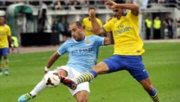 Pablo Zabaleta lucha por el bal&oacute;n con Mikel Arteta durante un amistoso contra el Arsenal este verano. 