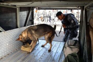 Tres meses antes de la Copa del Mundo de la FIFA, la Policía Militar de Brasilia prepara a los perros que trabajarán en la seguridad del evento, en Brasilia. 23 animales están siendo entrenados para detectar explosivos, drogas y armas. Los perros realizarán entrenamiento en autobuses similares a los utilizados por las delegaciones de los países participantes en Brasil 2014.