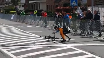 El insólito gesto de un ciclista justo antes de llegar a la meta