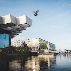 Danny MacAskill, en bici por la macrosede de Adidas
