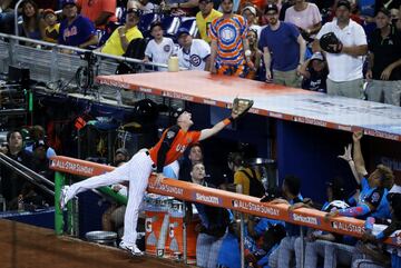 El jugador de los Colorado Rockies, Ryan McMahon, intenta atrapar la bola en el partido de los All-Star Futures Game.