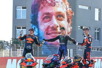 Fabio Quartararo, Pedro Acosta y Remy Gardner en el podio del GP de Valencia y tras ellos el mural de Valentino Rossi.