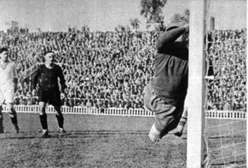 El 21 de abril de 1935 el Barcelona derrotó al Real Madrid por 5-0 con 4 goles de Ventolrá y 1 de Escolá, impidiendo que los blancos se pusieran lideres en la clasificación de La Liga.