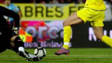 <b>ÉSTA SE LA SACÓ AOUATE. </b>Ibrahimovic tuvo esta excelente ocasión en la primera parte, pero el portero del Mallorca consiguió desviar el balón a córner.