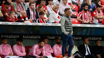 El entrenador del Celta, Carlos Carvalhal, durante el partido entre el Athletic  y el Celta celebrado en San Mamés.