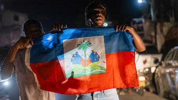 Aficionados celebran en Puerto Príncipe la clasificación de Haití para el Mundial de Estados Unidos, México y Canadá 2026.