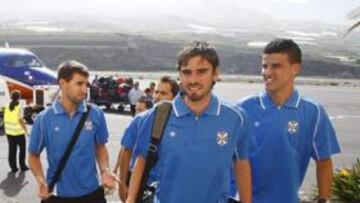 <b>EN SUELO PALMERO. </b>Ezequiel Luna, en primer término, nada más bajar del avión en las instalaciones del aeropuerto de Mazo.