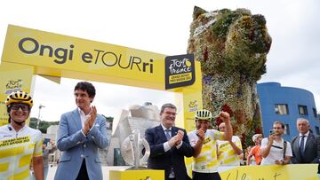 GRAFCAV8331. SAN SEBASTIÁN, 26/07/2022.- El alcalde de Bilbao, Juan Mari Aburto (2-d), junto a los ultrafondistas vascos Julián Sanz (d) y Ziortza Villa (i) con el trofeo del Tour de Francia a su llegada a Bilbao, ciudad de partida de la ronda gala en 2023 (Grand Départ Pays Basque). EFE/Luis Tejido