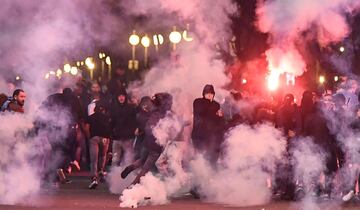 Los ultras del Marsella y el Lazio se enfrentaron en los alrededores del Stade Vélodrome antes y después del partido que enfrentaba a sus respectivos equipos en la Europa League. Hubo cuatro heridos leves por consecuencia de dichos enfrentamientos.
