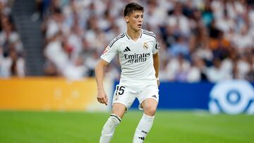 El turco ahora en el Real Madrid protagonizó una descafeinada guerra entre eternos enemigos por su fichaje. El Real Madrid se interesó por él en el verano de 2023 y el Barça amagó con querer ficharlo. Un interés que se esfumó cuando el club catalán llegó al momento de la puja. Desde Barcelona eran incapaces de poner de golpe los 20 millones de euros que reclamaba el Fenerbahce. Su fórmula para arrebatárselo al eterno rival fue intentar aguantar su continuidad en Estambul para asaltar la incorporación un año después. Fue imposible. Güler viste ahora de blanco.