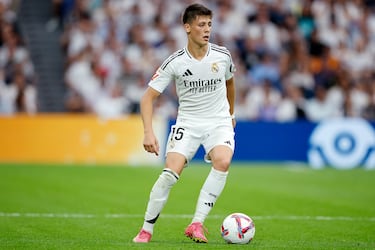 El turco ahora en el Real Madrid protagonizó una descafeinada guerra entre eternos enemigos por su fichaje. El Real Madrid se interesó por él en el verano de 2023 y el Barça amagó con querer ficharlo. Un interés que se esfumó cuando el club catalán llegó al momento de la puja. Desde Barcelona eran incapaces de poner de golpe los 20 millones de euros que reclamaba el Fenerbahce. Su fórmula para arrebatárselo al eterno rival fue intentar aguantar su continuidad en Estambul para asaltar la incorporación un año después. Fue imposible. Güler viste ahora de blanco.