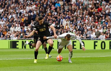 Derribo de Tárrega sobre Mbappé, evitando el mano a mano que buscaba ya el francés dentro del área valencianista. El VAR corroboró la pena máxima.
