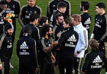 Real Madrid's players gather on the pitch during a public training session at the Ciudad Real Madrid training ground in Valdebebas, Madrid, on December 30, 2019. (Photo by OSCAR DEL POZO / AFP)