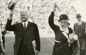 El presidente Hoover y la primera dama saludando al inicio del Big Game de 1933.