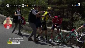 George Bennett y Nicolas Roche se levantan tras su ca&iacute;da en el descenso del Col de Vars.