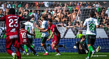 El refuerzo del equipo leonés para la defensa dio una lección de cómo conducir un contrataque. Rompió líneas y tras combinar con un compañero, marcó un buen gol.