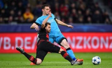 Admir Mehmedi con Thomas Vermaelen.