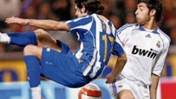 <b>LAFITA DIO GUERRA. </b> El joven futbolista del Deportivo dio mucha guerra a la zaga del Madrid, sobre todo en la primera parte. En la segunda, los defensas blancos se emplearon más a fondo con Lafita, como en la imagen superior, en la que el jugador aragonés cae ante el marcaje de Torres.