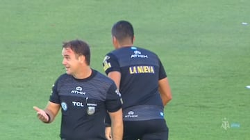 Asistente arbitral es agredido y se suspende juego en la Liga de Argentina