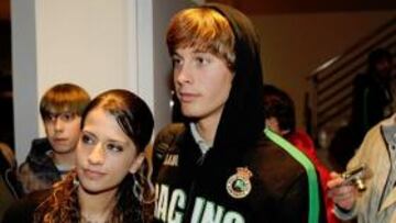 <b>ACLAMADO. </b>El Racing llegó anoche al NH Gijón. Canales fue reclamado por los aficionados tras haberse convertido en futuro jugador del Real Madrid.