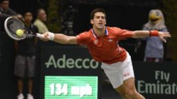 Novak Djokovic devuelve una bola ante Sam Querrey durante la eliminatoria de Copa Davis entre Estados Unidos y Serbia.