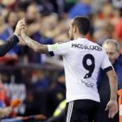 Alcácer y Cancelo golean y dan votos a Pako Ayestarán