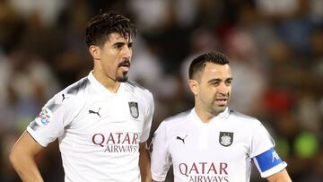 Baghdad Bounedjah junto a Xavi.