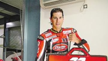 <b>DELANTE DE TODOS. </b>Rubén Xaus mostraba ayer satisfecho la pizarra de su primera pole provisional.