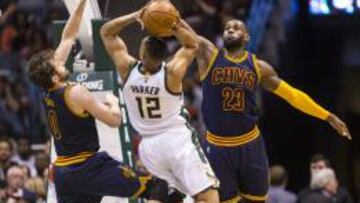 Jabari Parker trata de lanzar entre Kevin Love y LeBron James.