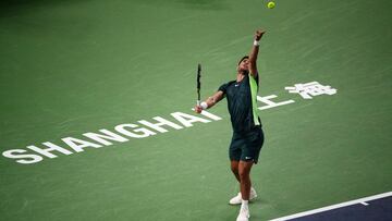 Shanghai (China), 09/10/2023.- Carlos Alcaraz of Spain in action against Daniel Evans of Great Britain during their match at the Shanghai Masters tennis tournament, Shanghai, China, 09 October 2023. (Tenis, Gran Bretaña, España, Reino Unido) EFE/EPA/ANDRES MARTINEZ CASARES