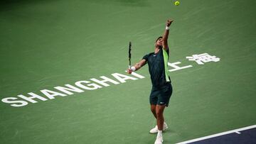 Shanghai (China), 09/10/2023.- Carlos Alcaraz of Spain in action against Daniel Evans of Great Britain during their match at the Shanghai Masters tennis tournament, Shanghai, China, 09 October 2023. (Tenis, Gran Bretaña, España, Reino Unido) EFE/EPA/ANDRES MARTINEZ CASARES
