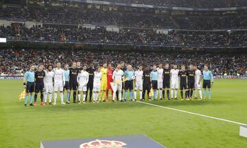 Los jugadores de ambos conjuntos con el equipo arbitral.