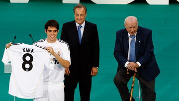 En 2009, Florentino Pérez regresó a la presidencia del Real Madrid, y el club blanco fichó a los dos últimos balones de Oro, Cristiano Ronaldo y el brasileño Ricardo Izecson dos Santos Leite, conocido por todos como, Kaká. El futbolista procedente del Milan llenó el Bernabéu en su presentación, donde todo el mundo vio cuál iba a ser el dorsal que le acompañaría en su etapa madridista. 