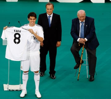 En 2009, Florentino Pérez regresó a la presidencia del Real Madrid, y el club blanco fichó a los dos últimos balones de Oro, Cristiano Ronaldo y el brasileño Ricardo Izecson dos Santos Leite, conocido por todos como, Kaká. El futbolista procedente del Milan llenó el Bernabéu en su presentación, donde todo el mundo vio cuál iba a ser el dorsal que le acompañaría en su etapa madridista. 