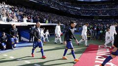 Salida al campo de los dos equipos. 