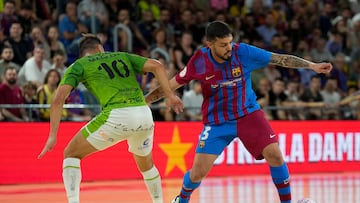 BARCELONA, 21/06/2022.- El ala brasileño del Barça, Matheus Rodrigues (d), con el balón ante su compatriota, el cierre del Palma Futsal, Marlon Oliveira, durante el primer encuentro de la final de la LNFS que disputan hoy martes en el Palau Blaugrana. EFE/Alejandro García.
