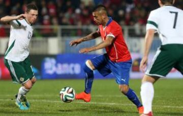 El partido de la discordia. El 4 de junio, solo 28 días después de operarse, Arturo Vidal ingresa ante Irlanda del Norte para jugar los últimos minutos. De hecho le entregan la capitanía.